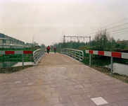 822462 Gezicht op het nieuwe fiets- en voetgangersbruggetje in het fietspad bij de Kögllaan in de wijk Voordorp te ...